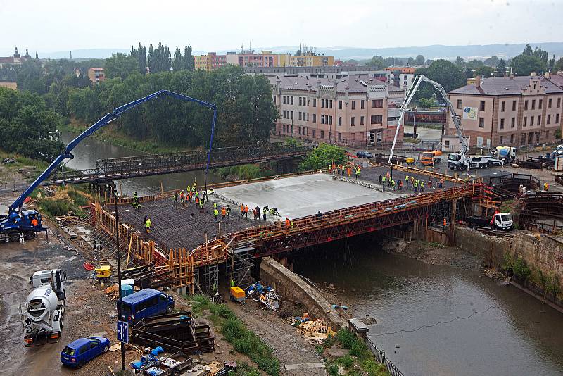 Betonáž nového mostu v ul. Komenského v Olomouci. 19. července 2019