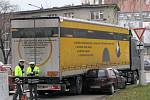 Nehoda na kamionu a Opelu Corsa na křižovatce ulic Na střelnici a Dobrovského