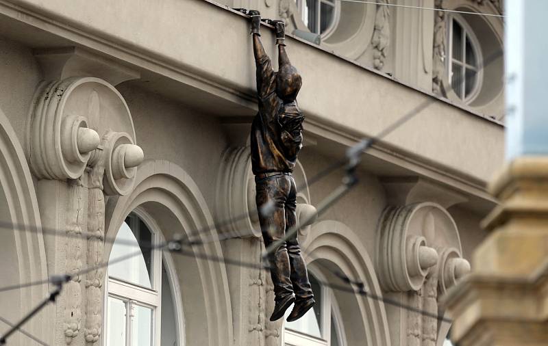 Socha Davida Černého šplhá po fasádě Muzea moderního umění v Olomouci.