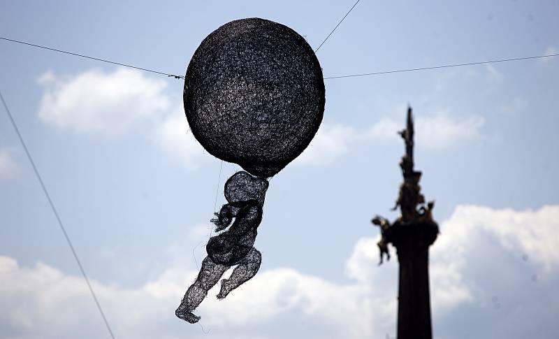 Euforie Veroniky Psotkové při instalaci na Horním náměstí v Olomouci