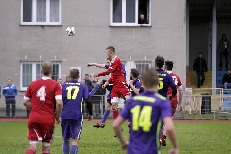 Fotbalisté Uničova (v červeném) prohráli s Mohelnicí 1:2