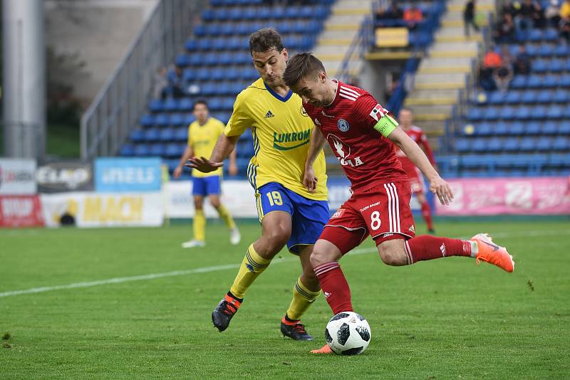 1. semifinálový zápas o Evropu - Fotbalisté Olomouce (v červeném) padli na hřišti Zlína 0:1.