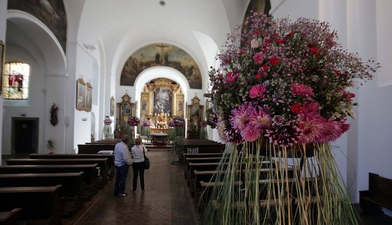 Podzimní Flora 2015 - ROZKVETLÉ PAMÁTKY  Kostel Zvěstování Páně (Kapucínský)  Tým floristů Výstaviště Flora Olomouc, a.s.