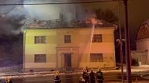 Hasiči zasahují u tragického požáru bytového domu v Moravském Berouně