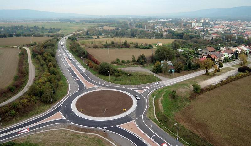 Nebezpečná křižovatka Na Horecku u Lipníka nad Bečvou se změnila v rondel