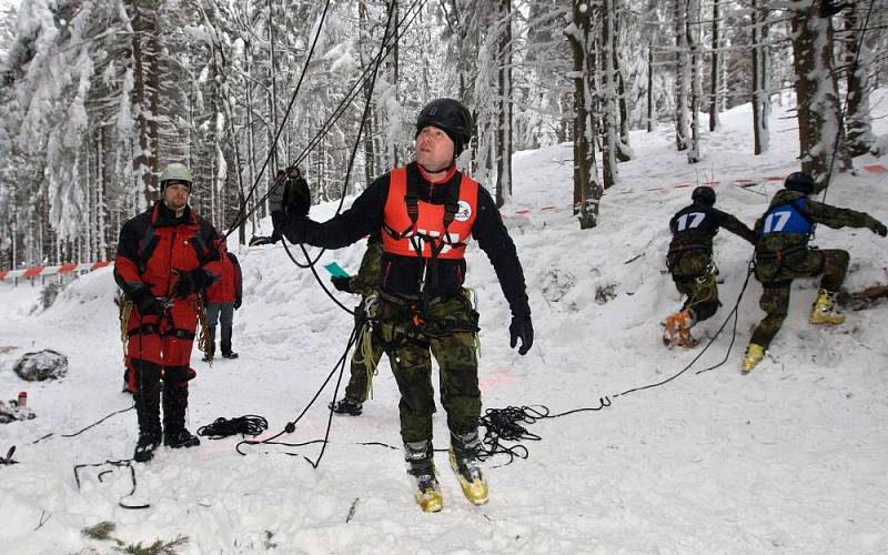 Extrémní armádní závod Winter Survival v Jeseníkách