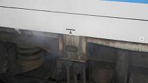 Požár vagonu osobního vlaku na olomouckém hlavním nádraží (16.5., 12:45) 