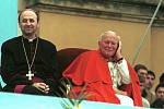 Olomoucký arcibiskup Jan Graubner a papež Jan Pavel II. na setkání s mládeží na Svatém Kopečku