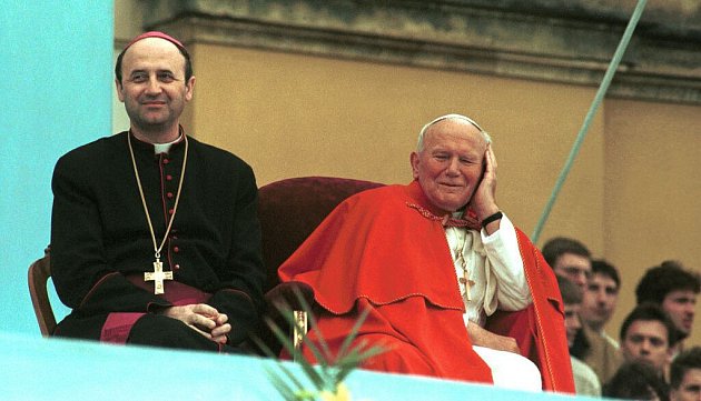 Olomoucký arcibiskup Jan Graubner a papež Jan Pavel II. na setkání s mládeží na Svatém Kopečku