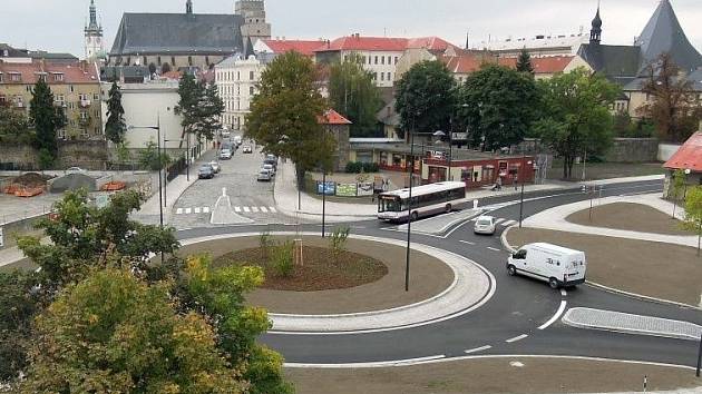 Otevření nové okružní křižovatky se ve čtvrtek před polednem dočkali řidiči projíždějící ulicemi Dobrovského, Na Střelnici a Studentská.