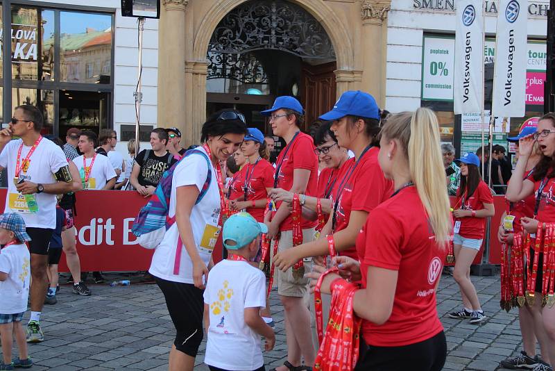 Tisíce amatérských i profesionálních běžců zaplnily v sobotu ulice Olomouce.