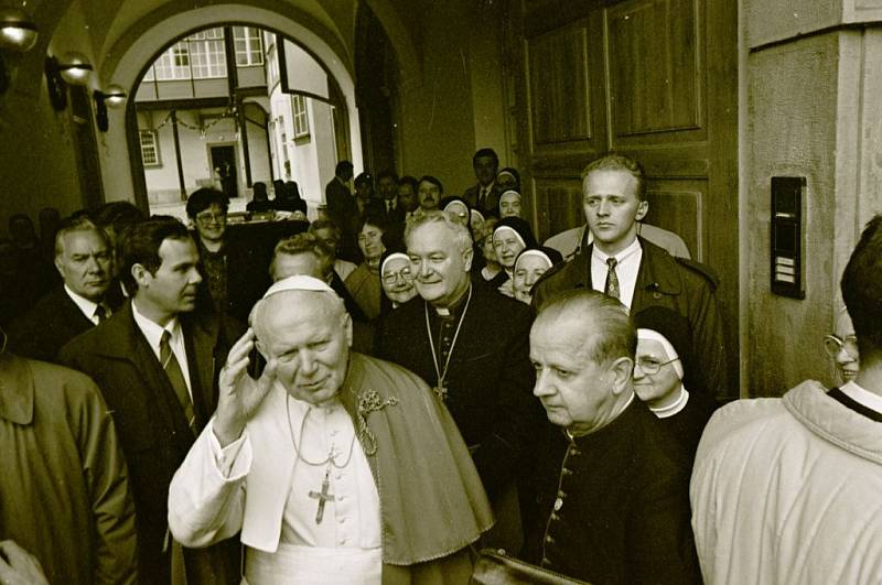 Papež Jan Pavel II. vychází z Arcibiskupského paláce, kde byl během své návštěvy Olomouc ubytovaný