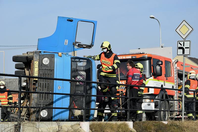 Nehoda nákladního auta v centru Senice na Hané, 24. 2. 2021