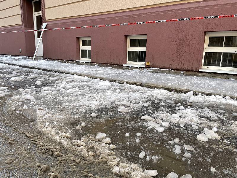 Pozor, v Olomouci padá led ze střech
