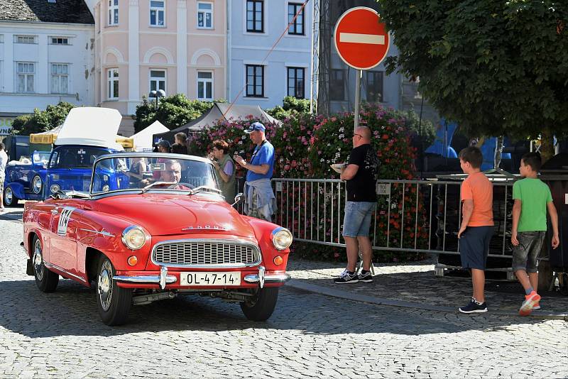 Ecce Homo Historic. Slavnosti města a přehlídka historických vozidel a motocyklů na Hlavním náměstí ve Šternberku, 5. 9. 2020