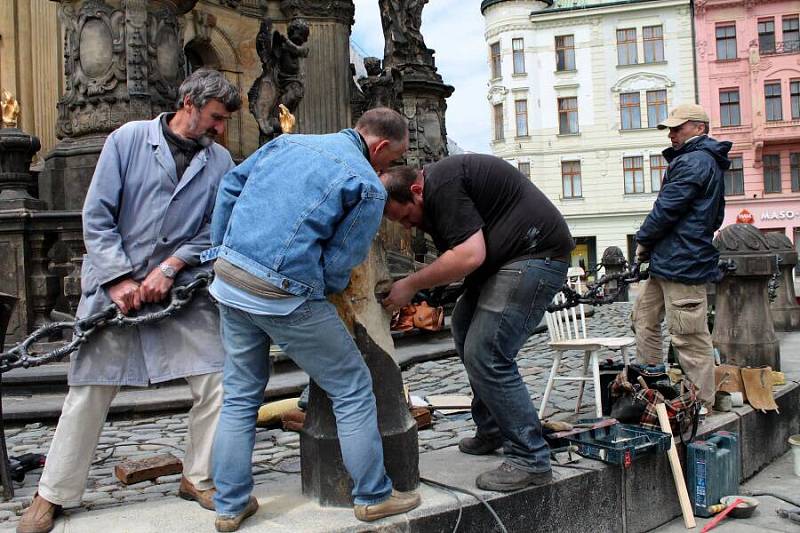 Restaurátoři pracují na Sloupu Nejsvětější Trojice v Olomouci