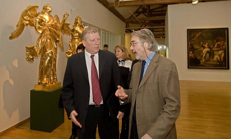 Ministr kultury Jiří Besser v olomouckém Muzeu umění - vpravo ředitel muzea Pavel Zatloukal