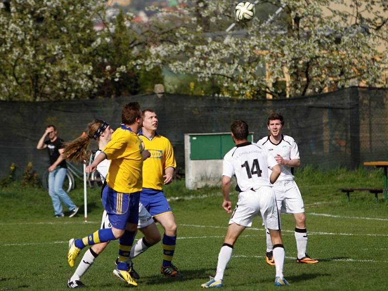 Fotbalisté Chválkovic (v bílém) proti Klenovicím