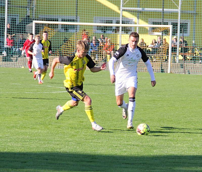 Nové Sady (ve žlutém) prohráli v olomouckém divizním derby s 1. HFK Olomouc doma 3:4.