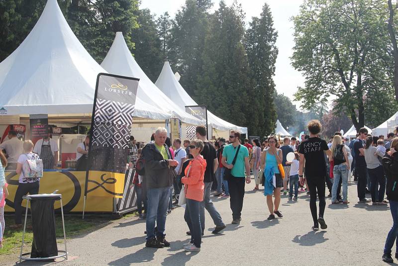 Olomoucký Garden Food Festival servíruje burgery, ústřice i cvrčky.