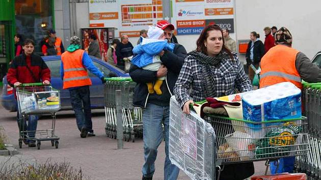 Nakoupit si o Štědrý den by neměl být problém. Většina marketů zůstane dopoledne otevřená. Poté se dveře obchodů uzavřou a zůstanou tak v drtivé většině po oba sváteční dny. 