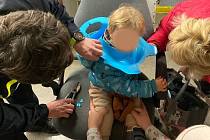 Dítěti vyprostili hlavu ze záchodového prkénka až litovelští hasiči.