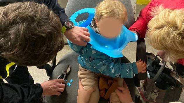 Dítěti vyprostili hlavu ze záchodového prkénka až litovelští hasiči.