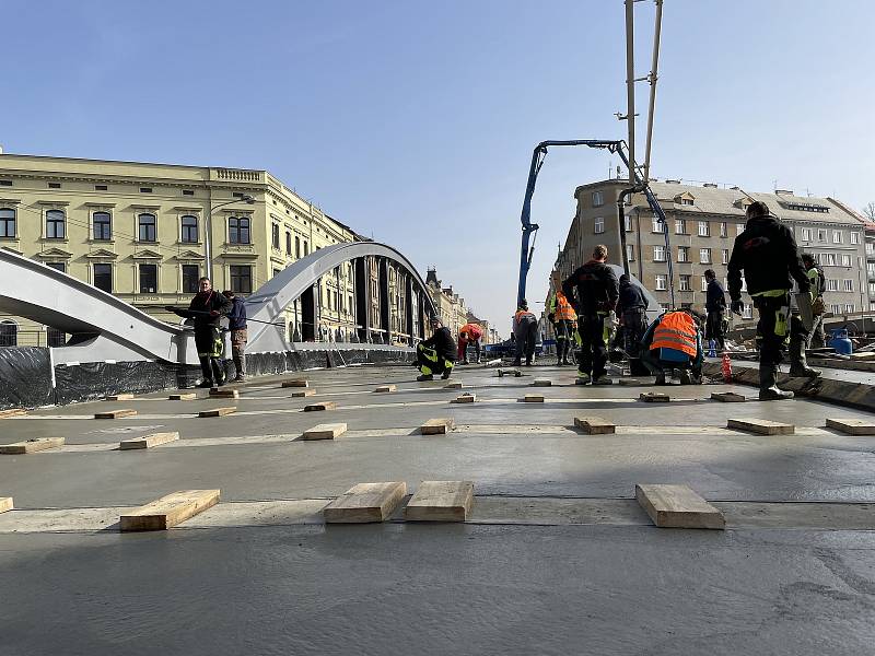 Betonování mostu v Masarykově třídě v Olomouci, 24. února 2021