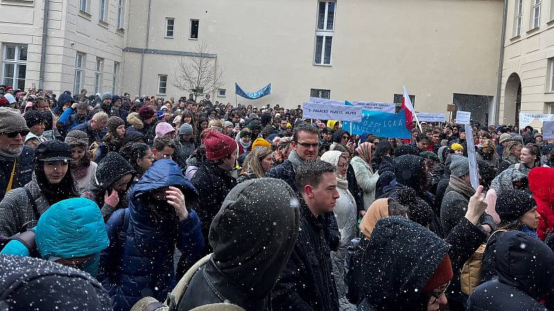 Demonstrativní Hodina pravdy na Univerzitě Palackého v Olomouci. Stávkové shromáždění na nádvoří filozofické fakulty v Křížkovského ulici, 28. března 2023.