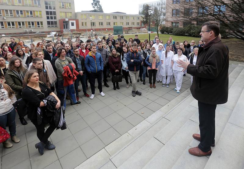 Protest studentů před Teoretickými ústavy lékařské fakulty v Olomouci. 15. března 2018