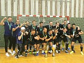 Futsalisté Olomouce (v černém) v nervydrásajícím duelu porazili po penaltách Pernštejn a získali druholigový Superpohár