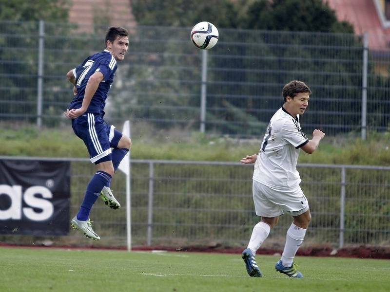 Fotbalisté Uničova porazili HFK Olomouc (v bílém) 4:1. Tomáš Vasiljev (vlevo).