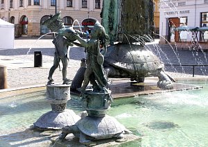 Arionova kašna na Horním náměstí v Olomouci už stříká vodu, 12. dubna 2024
