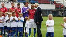 Karel Brückner s Pavlem Nedvědem na Zápase století v září 2019 na Andrově stadionu v Olomouci