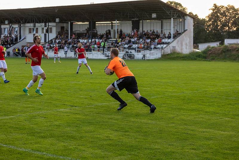 Fotbalisté Hodolan (v pruhované) porazili Červenku 5:1