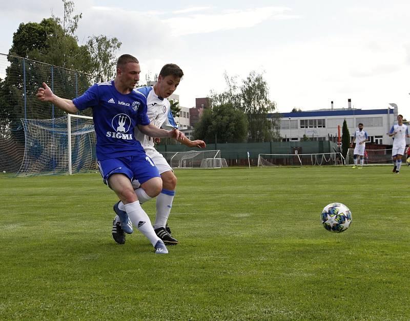 Fotbalisté Sigmy Lutín (v modrém) remizovali s Viktorií Přerov 1:1.