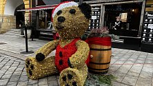 Vánoční medvěd před cukrárnou na Dolním náměstí v Olomouci,