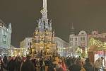Vánoční trhy v Olomouci musí z nařízení vlády zavřít, lidé vyrazili si je ještě naposledy užít. 25. listopadu 2021