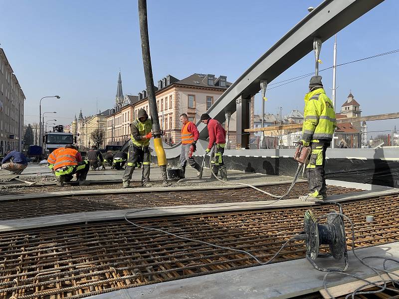 Betonování mostu v Masarykově třídě v Olomouci, 24. února 2021