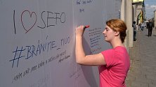 Veřejnost může psát vzkazy na ohradu u Muzea umění v Olomouci