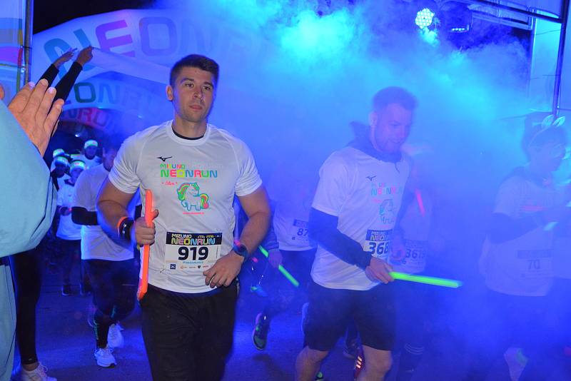 Na start letošního ročníku olomouckého Neon Run dorazilo dva tisíce účastníků.