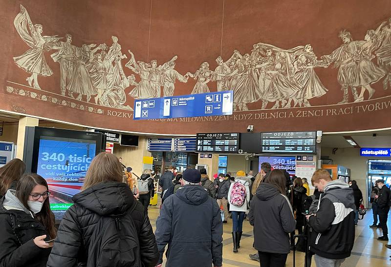 Nehoda u Prosenic na hlavním železničním koridoru komplikuje lidem cestování. V Olomouci někteří uvízli i na pár hodin. 14. ledna 2022