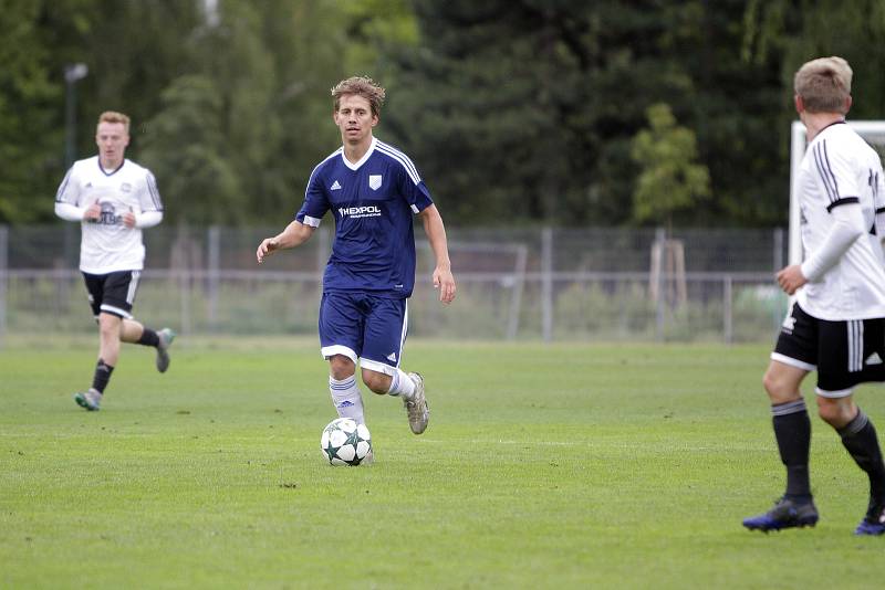 Fotbalisté Uničova remizovali s Rýmařovem (v bílém) 1:1. David Bača (u míče)