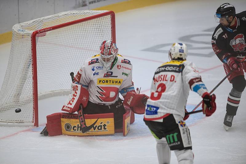 Hokejisté HC Olomouc (v černém) proti HC Dynamo Pardubice (1:2).