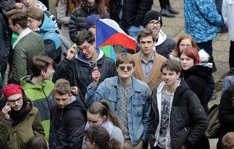 Protest studentů UP a středních škol na Žižkově náměstí v Olomouci