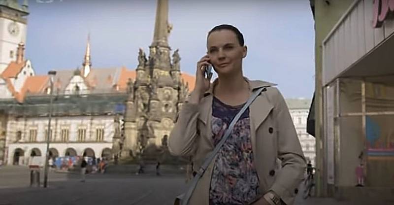 Screen z filmové minisérie Živé terče. Horní náměstí