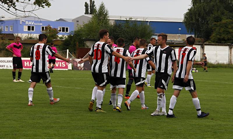 Hodolany (v černobílém) porazily Újezd 5:0.