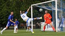 Fotbalisté Sigmy Lutín (v modrém) remizovali s Viktorií Přerov 1:1.