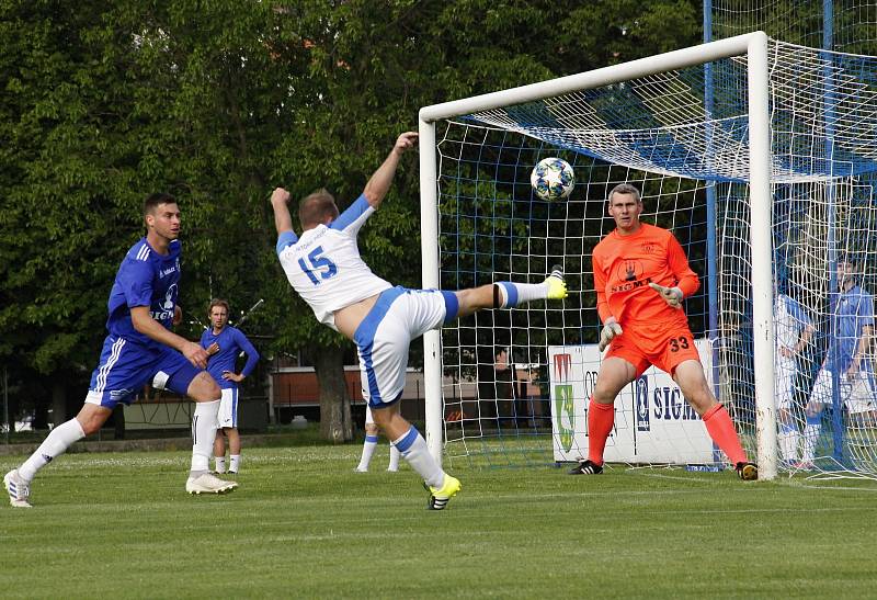 Fotbalisté Sigmy Lutín (v modrém) remizovali s Viktorií Přerov 1:1.