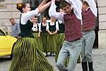Netradiční zážitek čekal v sobotu dopoledne na návštěvníky Horního náměstí v Olomouci. U radnice totiž byly k vidění lotyšské národní tance.